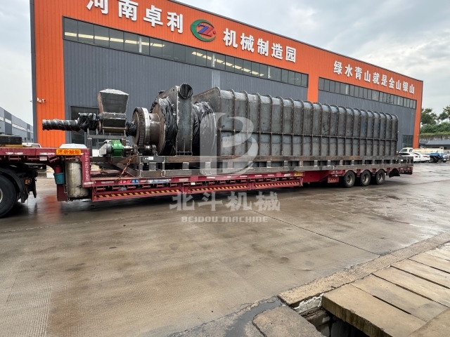 承載信任,即刻啟程!連續(xù)炭化機裝車現(xiàn)場