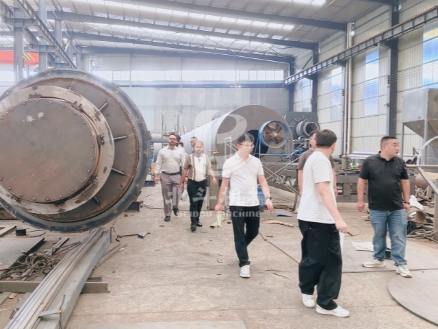 客商進廠實地核驗 近距離細看環(huán)保生物質(zhì)炭化機
