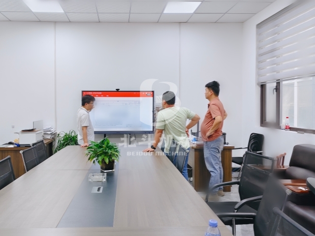 深度技術(shù)溝通 來(lái)訪客戶考察炭化機(jī)設(shè)計(jì)細(xì)節(jié)